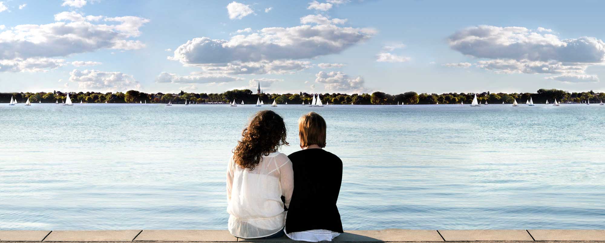 Sonnenuntergang über der Alster mit Segelbooten